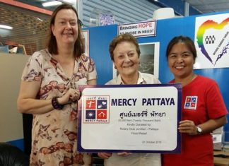 The Rotary Club of Jomtien-Pattaya donated 20,000 baht to help flood victims and united with Mercy Pattaya to help with flood relief in the community.